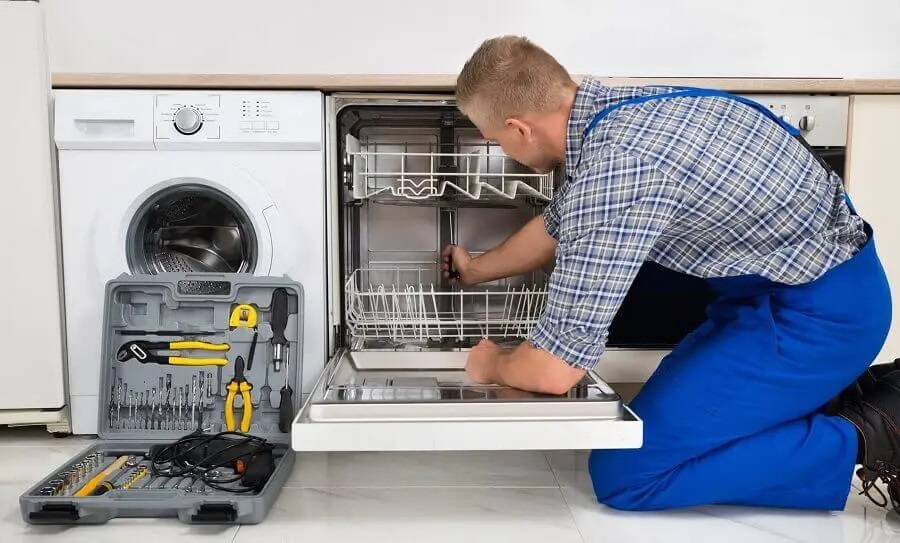 Cumayeri İmmergas servisi teknisyen ekibi beyaz eşya tamiri yaparken
